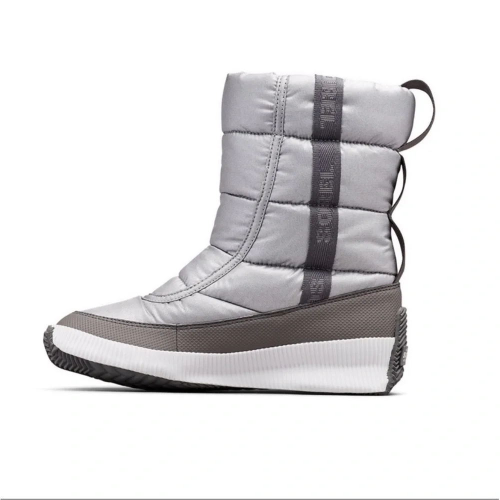 NWT SOREL Out ‘N About Puffy Mid Boot Silver Women’s 12